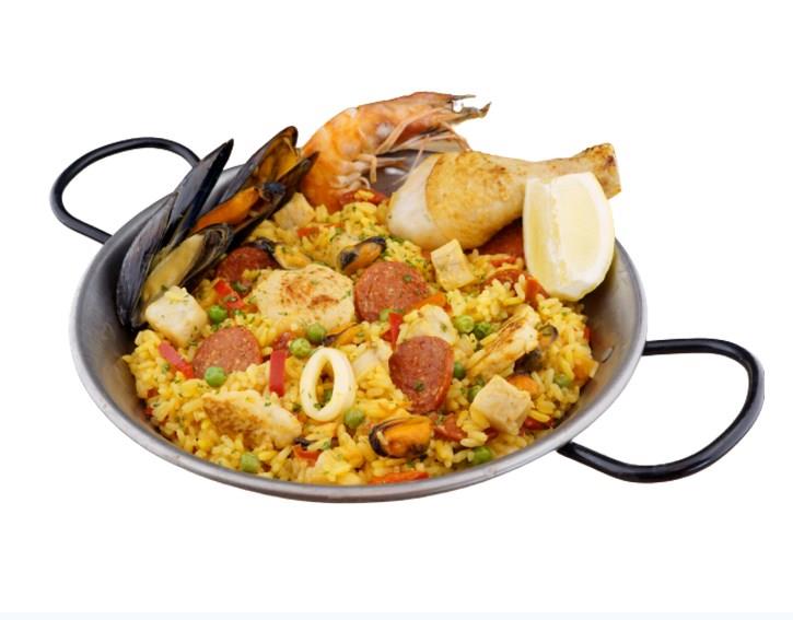 Paella met zeevruchten + kip + chorizo